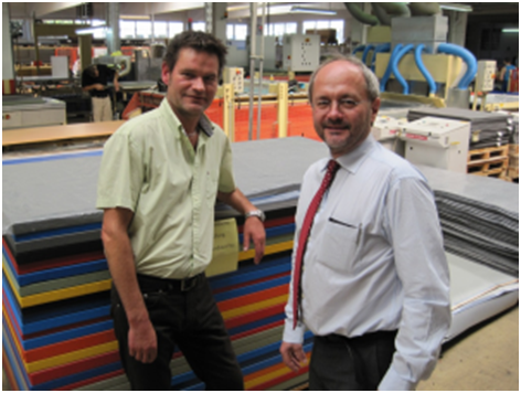 Rainer Pöppel zeigt Volkmar Klein MdB die Sportmattenherstellung im Werk am Hilgenacker Rainer Pöppel zeigt Volkmar Klein MdB die Sportmattenherstellung im Werk am Hilgenacker